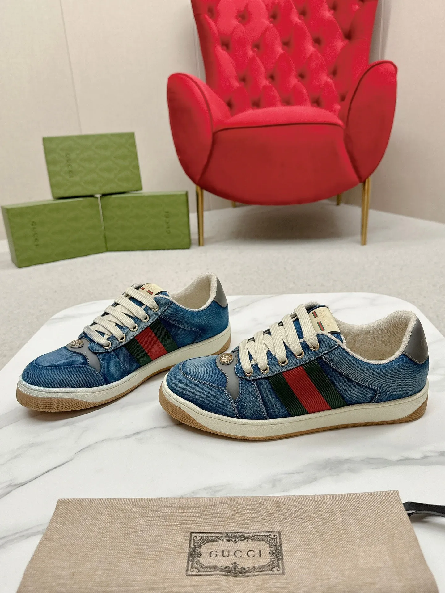 👟👟Ex-factory price 560👟👟 Men’s size +10 Gucci——purchased version GG series distressed dirty shoes-hot style is coming! 9 times out of 10 sales, you will definitely get the money. Ready stock! Spot goods! Spot goods! New colors added - the ultimate version on the market! Purchase the original version and develop it... fabric, material, outsole, and details can be compared at will! Open-mold Swarovski one-to-one replica rhinestone chain...Metal cherry pendant...Metal double G crystal cylindrical mark...Gucci original customized narrow webbing...Super flash series - flash diamond chain. The cherry decoration is detachable and can be changed into two to match with each other to show your personality. Exclusive color-brushed cowhide fabric. Hand-made distressed is very textured and has a sense of luxury! The details of the workmanship can be seen in the drawings, and no line is missed. The original terry cloth is delicate, soft and more comfortable and breathable. The privately stamped two-color original TPU outsole (lower layer is wider, upper layer is narrower). Matching packaging⭐️ Size: Female 35-40 Male 39-44 (Female 41 Male 45 customized)